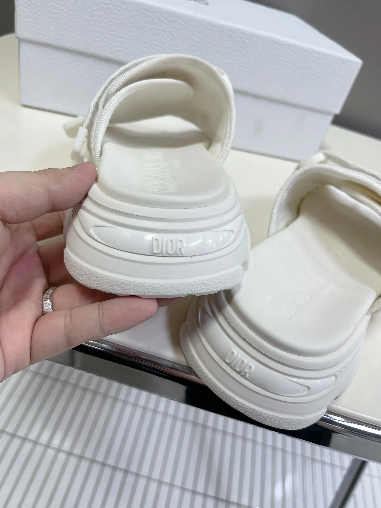 👟👟Ex-factory price 440👟👟Women's shoes Women's clothing Women's shoes Women's clothing Dior Dior classic sandals series Brand new color series Highest version on the market Original replica One-to-one material customization Design concept Sandals and sports shoe elements combination ✔️The style is very fashionable, versatile and increases height. Two Velcro straps on the upper can adjust the tightness! Original special technical fabric T👟👟Ex-factory price U➕👟👟Ex-factory price U Foam outsole Size number: 35-41